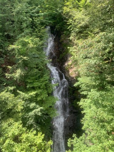 三頭大滝 東京の名爆! アクセスや見どころ、スピリチュアルな効果を紹介